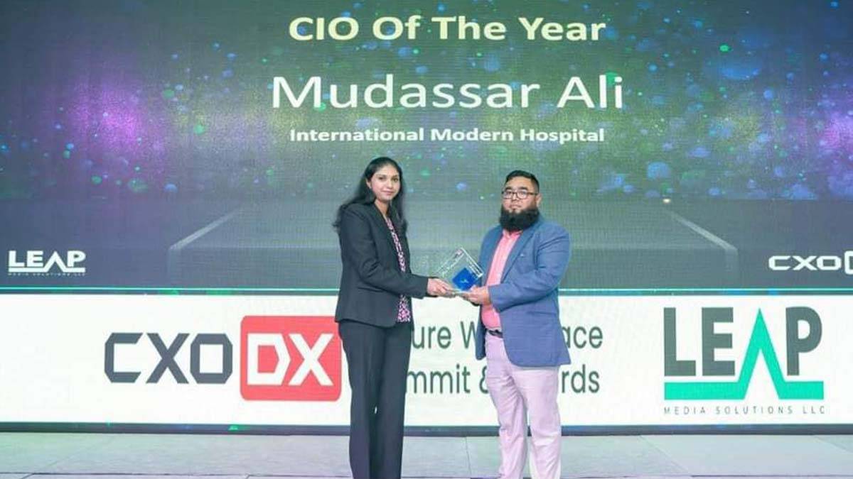 Congratulations! Mudassar Ali, IT Manager at International Modern Hospital, receives the prestigious ‘CIO Of the Year Award at the CXODX Future Workspace Awards.